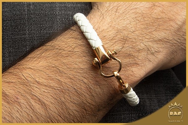 دستبند طلا چرمی مردانه در تماس با آب دچار فرسودگی و افت کیفیت میشود.